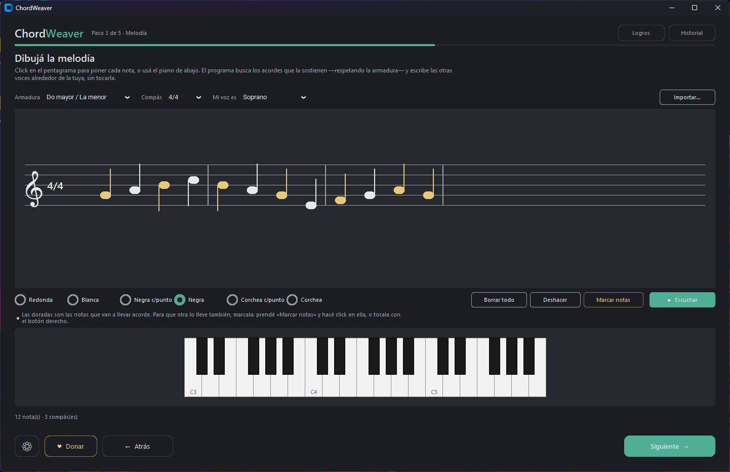 El pentagrama editable con una melodía dibujada y el piano debajo